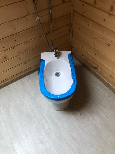 Установлено новое сантехническое оборудование, подключены водопроводные и сливные коммуникации, проведена герметизация соединений, проверена функциональность системы.