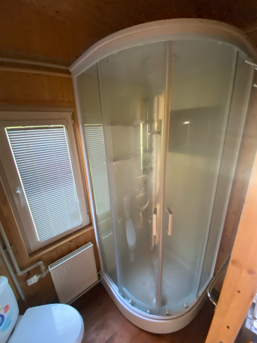 Установлена душевая конструкция с низким основанием, подключены водопроводные коммуникации, герметично закреплены стенки и двери, проверена функциональность сливной системы.