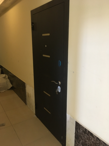 Установлена новая металлическая дверь, заменены петли, врезан замок, отрегулирована фурнитура, выполнена отделка откосов, произведена герметизация швов, проверена функциональность конструкции.