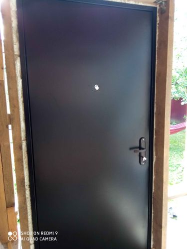 На металлическую конструкцию установлены МДФ панели, обеспечившие гладкую и эстетичную поверхность. Завершена отделка, улучшена звукоизоляция и внешний вид.