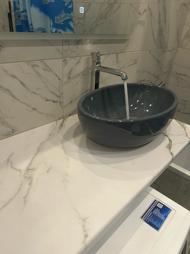 Установлено новое оборудование на раковину, подключены водопроводные трубы, проверена герметичность соединений, обеспечен стабильный поток воды. Завершено аккуратно и качественно.