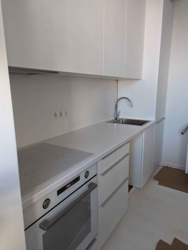 Собраны шкафы, установлена столешница, вмонтирована варочная панель, подключена мойка, закреплены фасады, выровнены элементы, подключена духовка, выполнена подгонка деталей.