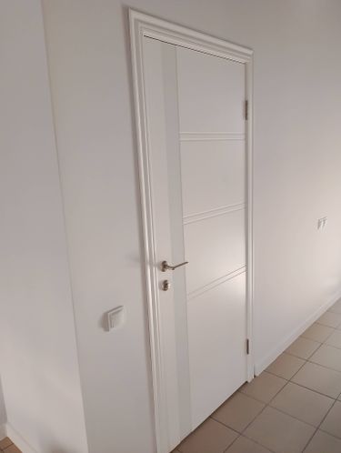 Установлена новая створка с петлями и ручкой, закреплён наличник, отрегулированы замки, проверена плавность хода, завершена отделка проёма, обеспечена герметичность и эстетичность конструкции.