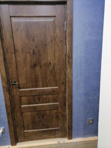 Установлены доборы на межкомнатную дверь, обеспечивая завершенный вид и гармоничное сочетание с интерьером. Работа выполнена аккуратно, с точной подгонкой элементов.