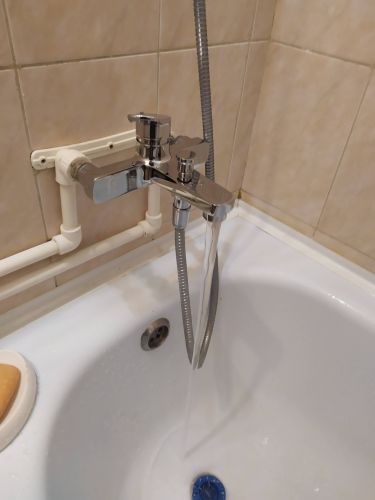 Установлен новый смеситель в ванной комнате, подключены трубы, проверена герметичность соединений, отрегулирован напор воды, закреплены элементы на стене, проведена проверка работы.