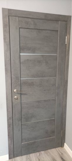 Установлена складная конструкция, закреплены направляющие, выполнен монтаж петель и ручек. Проведена регулировка элементов для плавного функционирования. Завершена отделка проема.