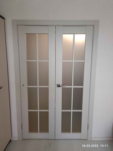 Установлены двустворчатые двери: произведён монтаж коробки, навешены створки, закреплены петли, установлены ручки и замки, отрегулированы зазоры, проверена плавность открывания.