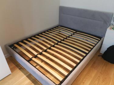 Собрана конструкция: каркас установлен, ламели закреплены, изголовье прикреплено. Все элементы соединены, проверена устойчивость и надежность. Работа завершена, мебель готова к использованию.