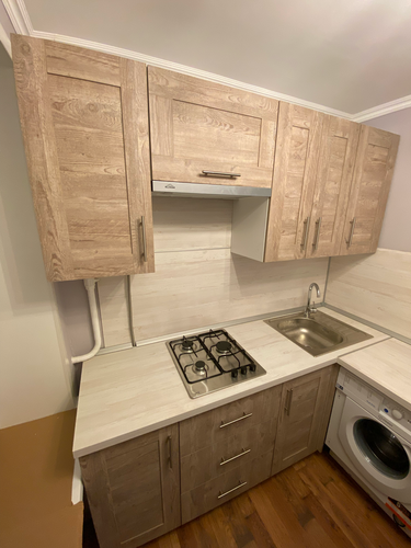 Изготовлены и установлены деревянные панели для кухонных шкафов. Тщательная подгонка, аккуратная обработка краев, точное размещение ручек. Гармоничное сочетание с интерьером.