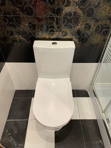 Установлен новый напольный унитаз, подключены коммуникации, проверена герметичность соединений, отрегулирован сливной механизм, выполнена очистка поверхности.