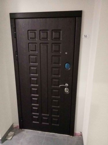 Установлена новая металлическая дверь: закреплена рама, навешено полотно, врезан замок, установлены ручка и глазок, выполнена отделка откосов, проверена герметичность и плавность закрывания.