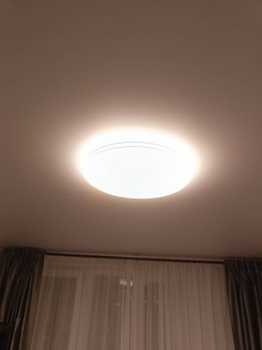 Установлен потолочный светильник с люминесцентными лампами, обеспечивающий равномерное освещение. Закреплен на потолке, подключен к электросети, проверена работоспособность.