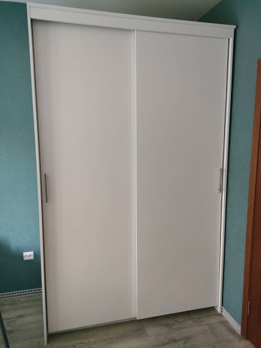 Собран корпус, установлены направляющие, закреплены дверцы, отрегулированы механизмы, проверена устойчивость, завершена отделка, прикреплены ручки, проверена плавность хода створок.