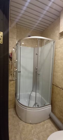 Установлена современная душевая конструкция с низким поддоном. Закреплены прозрачные двери, подключены водопроводные коммуникации, герметично заделаны швы, проверена функциональность.