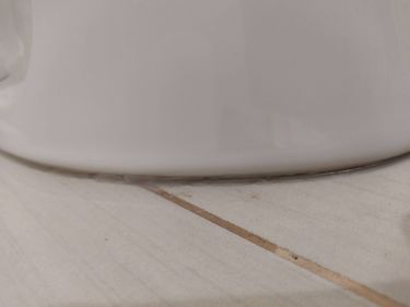 Установлено новое сантехническое оборудование, выполнено подключение к водопроводу и канализации, герметизация швов, проверка на утечки, завершена чистовая отделка поверхности.