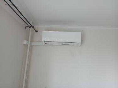 Установлено оборудование, проложены воздуховоды, подключены коммуникации, выполнено крепление блока, проверена герметичность, настроена система управления, завершены пусконаладочные работы.