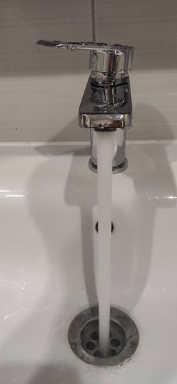 Установлен новый кран, подключены водопроводные шланги, проверена герметичность соединений, обеспечен стабильный поток воды. Работы завершены, сантехника функционирует корректно.