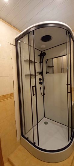 Установлена новая душевая кабина с прозрачными стенками и черной рамой, оборудована лейкой и полками. Обновлены коммуникации, выполнена герметизация стыков и отделка.