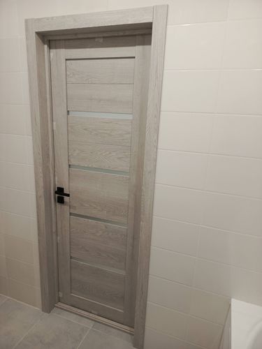 Установлен новый замок в деревянную дверь, выполнены точные вырезы для механизма и ручки, обеспечено надежное крепление, проверена функциональность, завершена чистовая отделка.