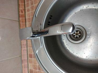 Извлечен старый кран, проведена замена на новый. Установлены все необходимые соединения, проверена герметичность. Работы завершены, система функционирует корректно.