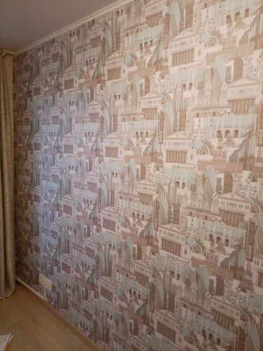 Установлен новый плинтус вдоль стены. Завершена работа по аккуратному креплению, обеспечивающему плавный переход от пола к обоям. Все элементы надежно зафиксированы, создавая гармоничный вид.