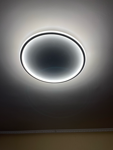 Установлен новый светильник, подключены провода, закреплена конструкция на потолке, проверена работа освещения. Завершена настройка яркости и проверка безопасности.