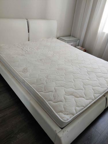 Восстановлена конструкция, заменены сломанные элементы, укреплены соединения, обновлено покрытие, устранены скрипы, улучшена устойчивость, обеспечен комфорт, исправлены дефекты.