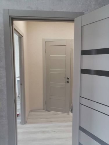 Установлена новая створка, закреплена коробка, навешаны петли, врезан замок, отрегулирована фурнитура, проверена плавность закрытия, завершена отделка наличниками.