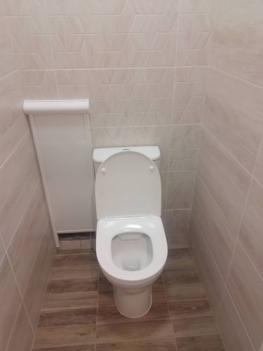 Установлен новый напольный унитаз, произведена замена креплений, подключены коммуникации, проверена герметичность соединений, отрегулирована крышка, очищена поверхность от остатков монтажных материалов.
