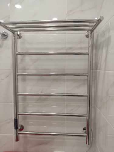 Установлено устройство на стену, подключено к сети, проверена работоспособность, закреплено крепежами, обеспечена безопасность, выполнена проверка нагрева, завершено подключение.