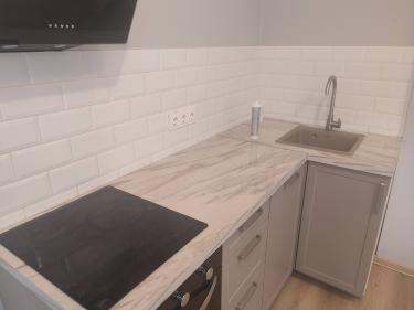 Удаление кухонного оборудования завершено. Устройство аккуратно извлечено, подключение отключено, место освобождено. Поверхности очищены, порядок восстановлен.