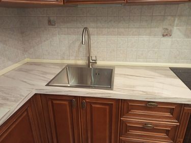 Под раковиной закреплён прибор для измельчения остатков пищи, подключён к водопроводу и электросети. Проведена проверка работы устройства, обеспечена герметичность соединений.