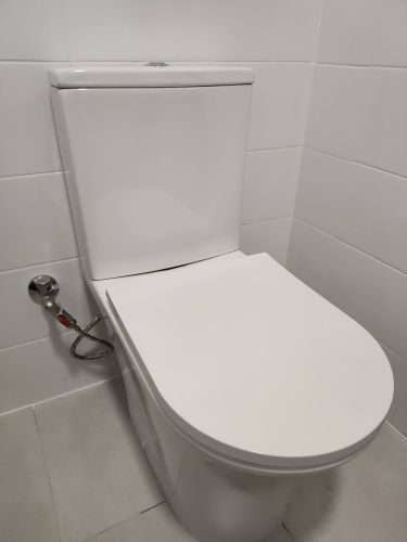 Установлено сантехническое оборудование, подключено к водопроводу, герметично закреплено на полу, проверена работоспособность, обеспечена надежная фиксация, выполнена аккуратная отделка.