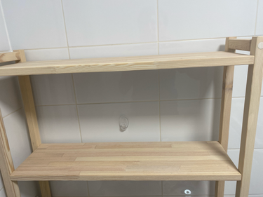 Установлена деревянная полка на стену с плиткой. Закреплены крепления, обеспечена устойчивость конструкции.