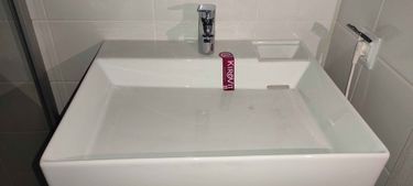 Установлена новая сантехника, подключены водопроводные трубы, закреплён смеситель, проверена герметичность соединений, произведена очистка рабочей зоны, завершён монтаж.