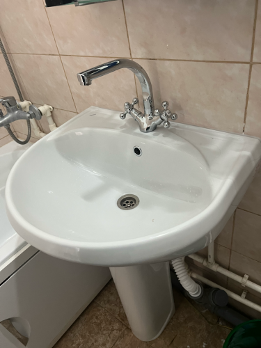 Установлен новый кран, обеспечивающий надежное перекрытие воды. Демонтирован старый элемент, произведена герметизация соединений, проверена работоспособность системы, устранены протечки.