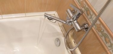 Установлено новое водопроводное устройство в ванной комнате, подключены все элементы, проверена герметичность соединений, обеспечена подача воды, выполнена проверка функциональности.