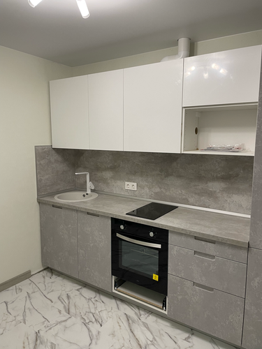 Установлены шкафы, смонтирована столешница, подключены варочная панель и раковина, закреплены фасады и фурнитура, выполнена отделка стен.