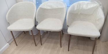 Собраны три стула: установлены спинки, сиденья и ножки. Все элементы надежно закреплены, обеспечивая устойчивость и комфорт. Завершенная работа демонстрирует качество и аккуратность.