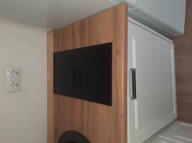 Установлена варочная панель в кухонный гарнитур, подключены розетки, закреплена столешница, обеспечена надежная фиксация всех элементов.