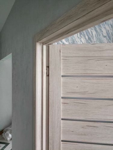 Установлена складная конструкция, закреплены направляющие, отрегулированы петли, обеспечено плавное движение створок, проверена фиксация, завершена отделка проема, убран рабочий мусор.