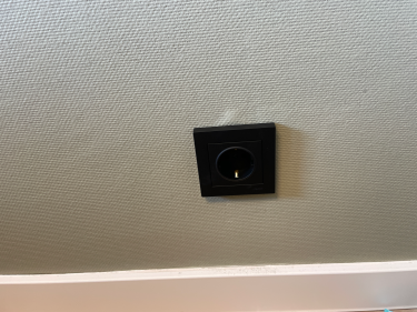 Установка розетки (на готовые коммуникации)