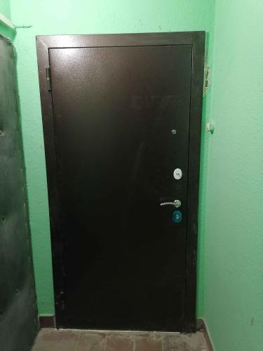 На металлическую дверь установлены панели из МДФ, что улучшило её внешний вид и звукоизоляцию. Обшивка выполнена аккуратно, с точной подгонкой и надежным креплением.