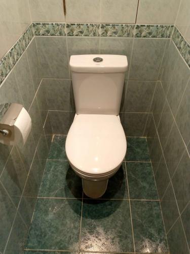 Установлен новый сливной механизм, заменены прокладки, устранены протечки, выполнена герметизация соединений, проверена функциональность, очищены поверхности, восстановлена эстетика.