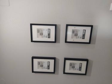 Изображение демонстрирует четыре черные рамки, аккуратно размещенные на светлой стене. Внутри рамок находятся изображения с информацией о размерах и характеристиках.