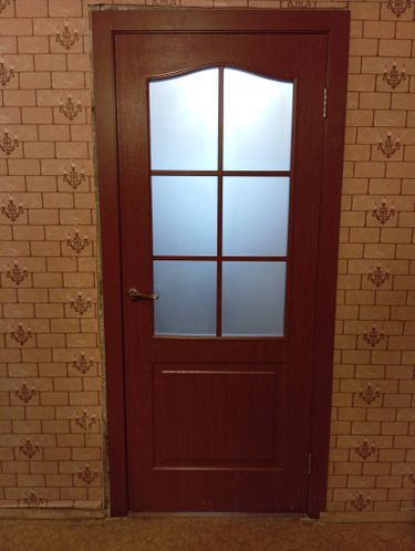 Выполнена установка замка в дверь. Вырезано отверстие, закреплён механизм, установлена ручка. Всё подогнано и проверено для плавного функционирования.