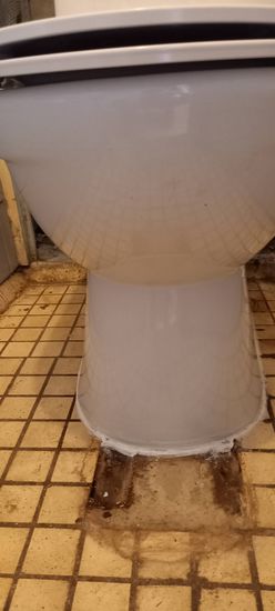 Установлено сантехническое оборудование на плиточный пол, герметизация основания завершена, обеспечена надёжная фиксация. Подключены коммуникации, проверена работоспособность.