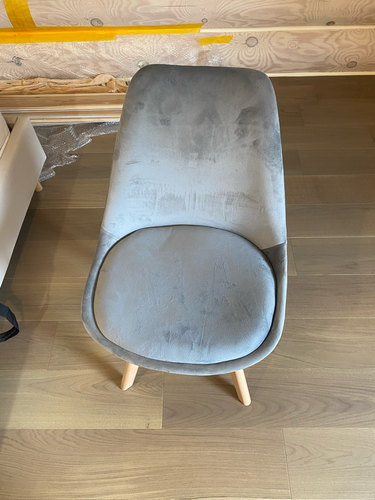 Собрано кресло: установлены ножки, закреплено сиденье, проверена устойчивость. Завершена сборка, проверена надежность конструкции.