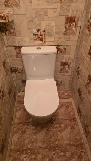 Установлен новый бачок, заменены крепления, подключены шланги, проверена герметичность соединений, проведена проверка функционирования системы. Всё работает исправно.