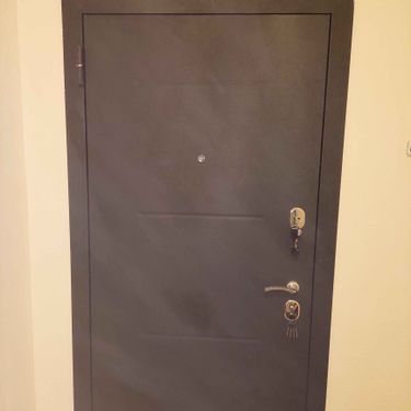 Выполнена облицовка металлической двери панелями из МДФ. Поверхность ровная, аккуратная, без дефектов. Установлены новые замки и ручки, обеспечивающие надежность и комфорт.